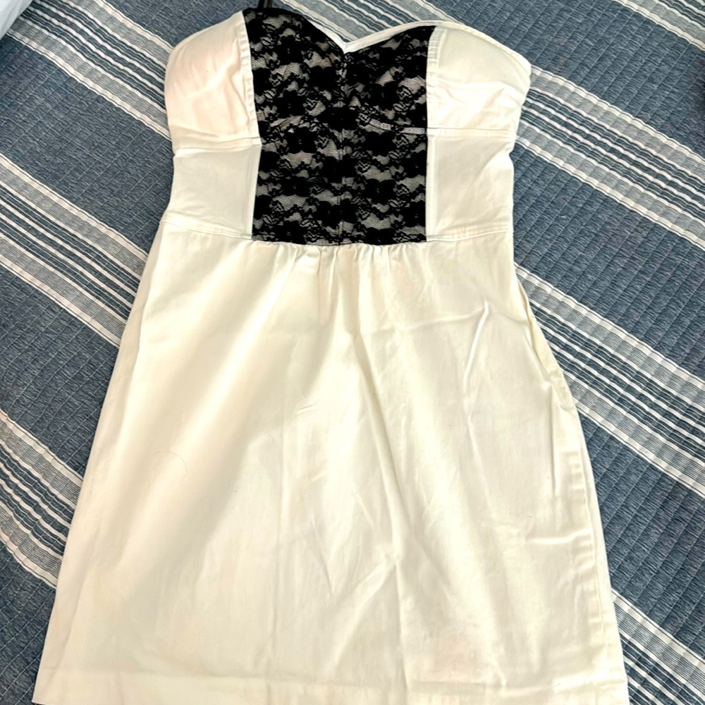 Cute white dress with lace decoration by GUESS